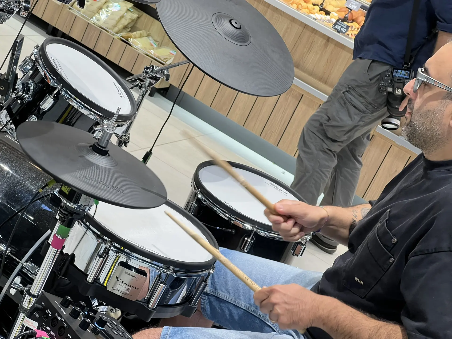 Sassofonista durante la performance itinerante nel punto vendita.