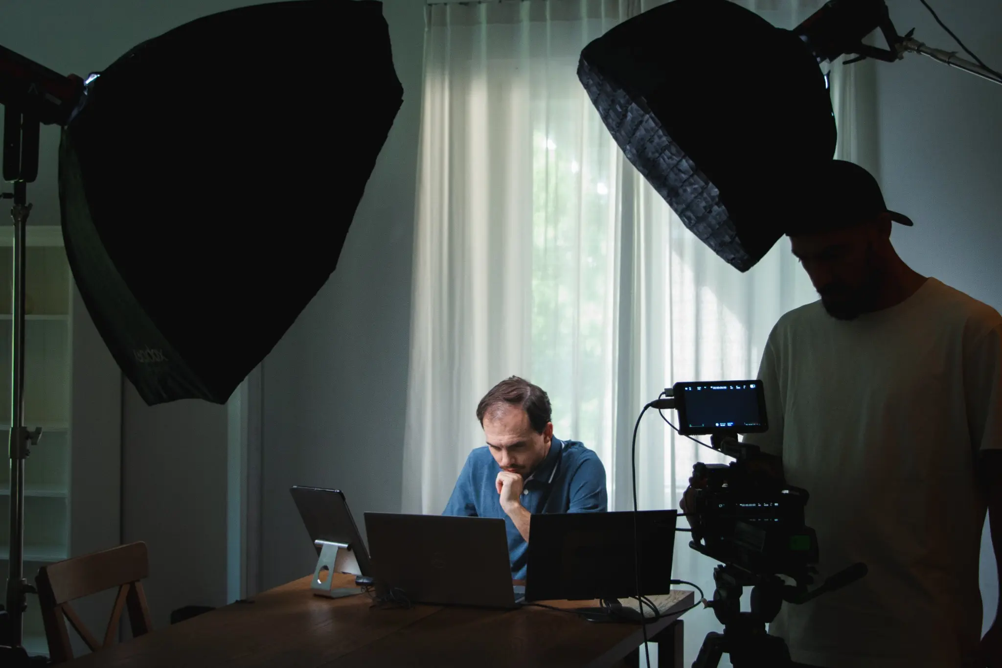 Backstage della produzione degli spot idealo con attore, camera e luci sul set.