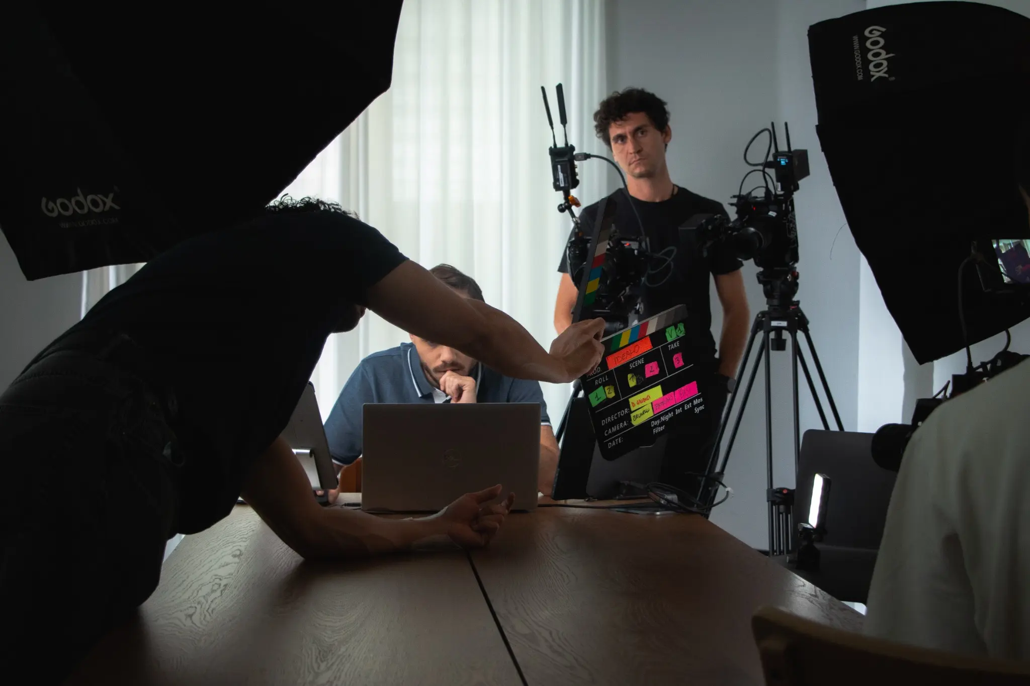 Ciak davanti all’attore durante le riprese di uno spot idealo.