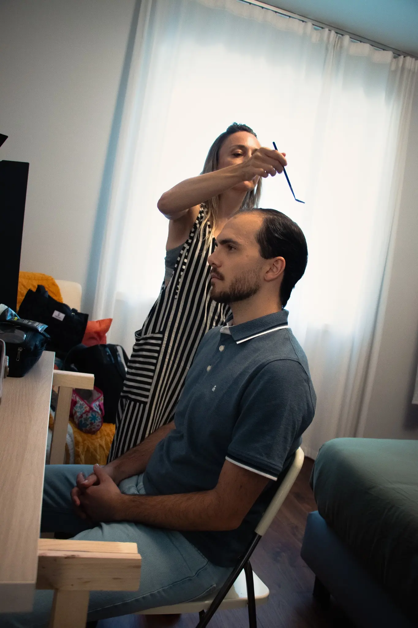 Preparazione trucco di un attore sul set della campagna idealo.