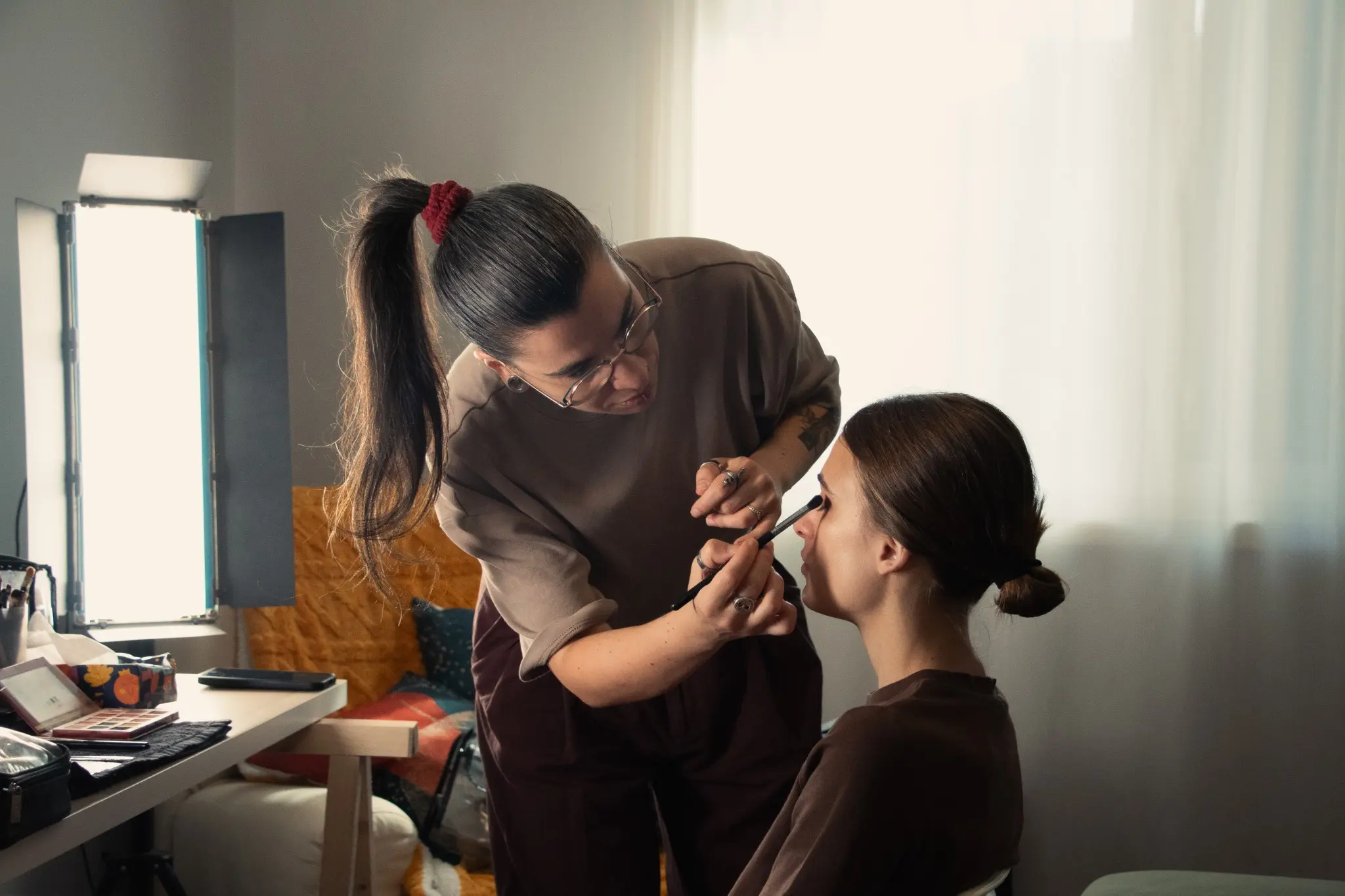 Trucco di un’attrice durante il backstage della campagna idealo.