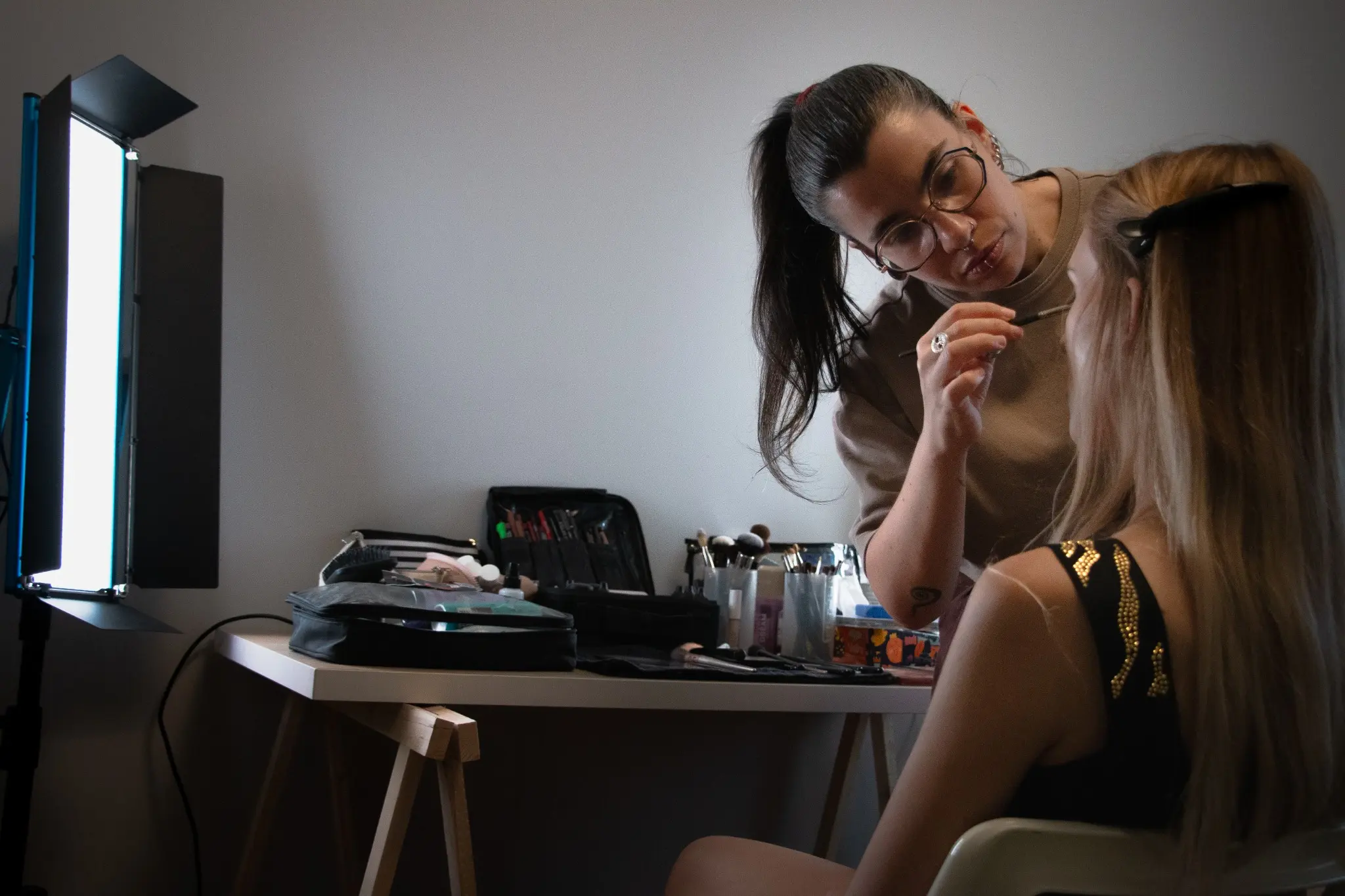 Preparazione hair styling di un’attrice per gli spot idealo.