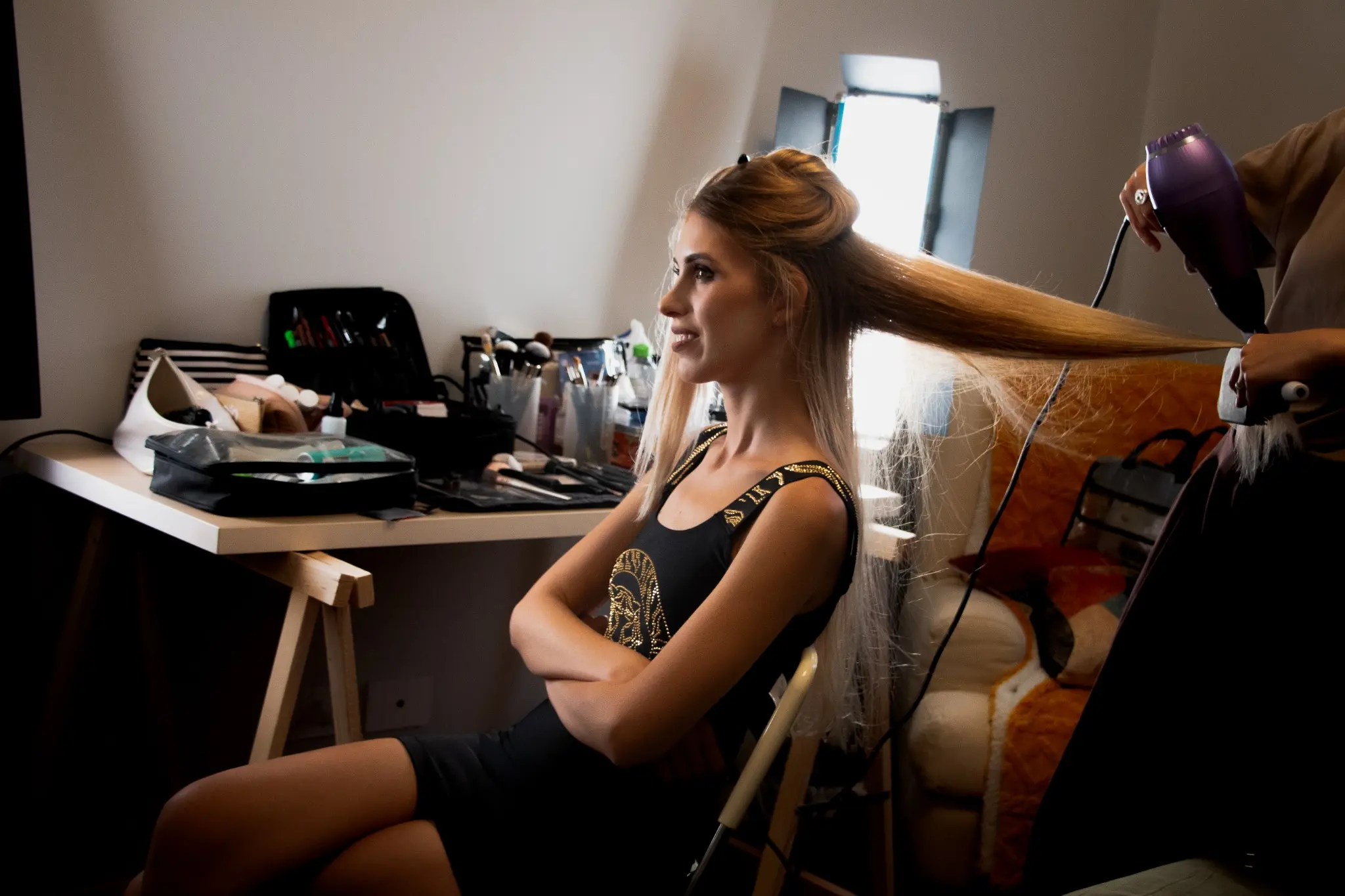Preparazione hair styling di un attore per la campagna idealo.